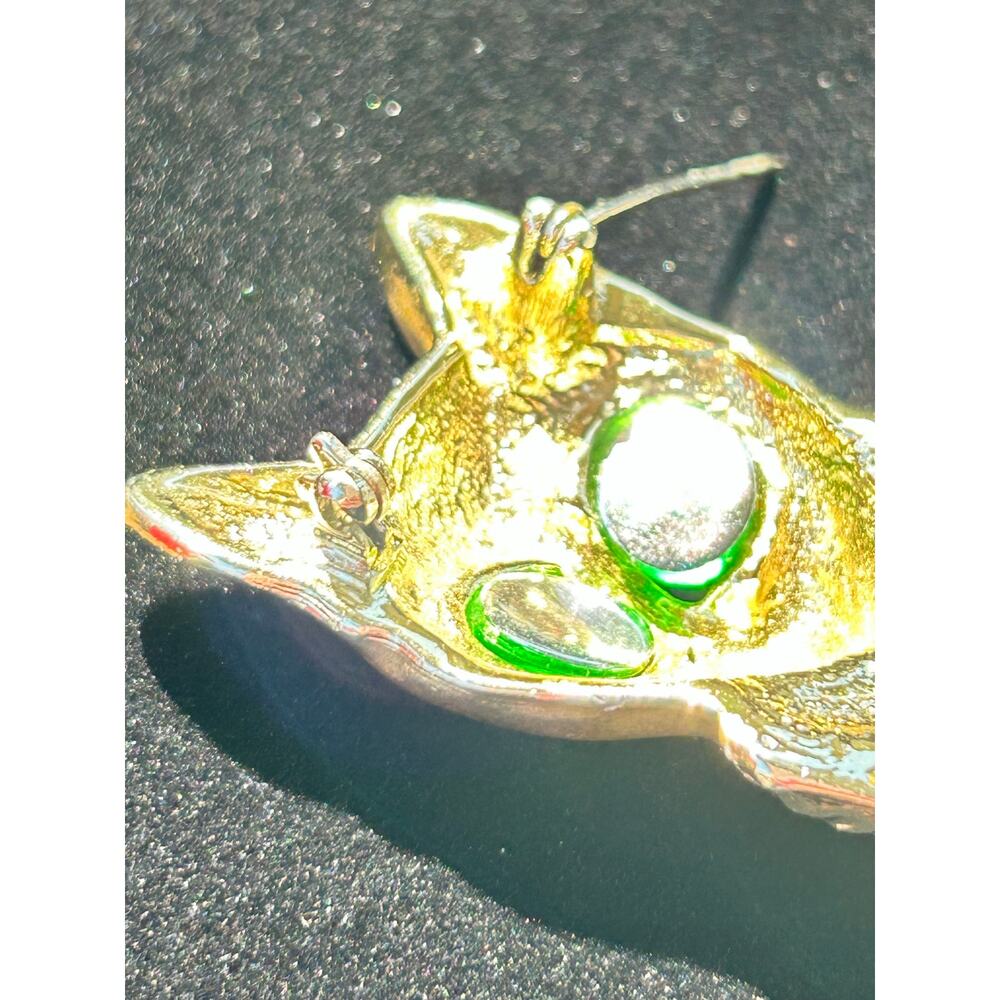 Vintage AJC Egyptian Cat Brooch Gold Tone Matte Finish Green Eyes Pin - Picture 6 of 9
